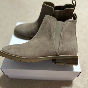 NWT Steve Madden suede booties, size 9.5